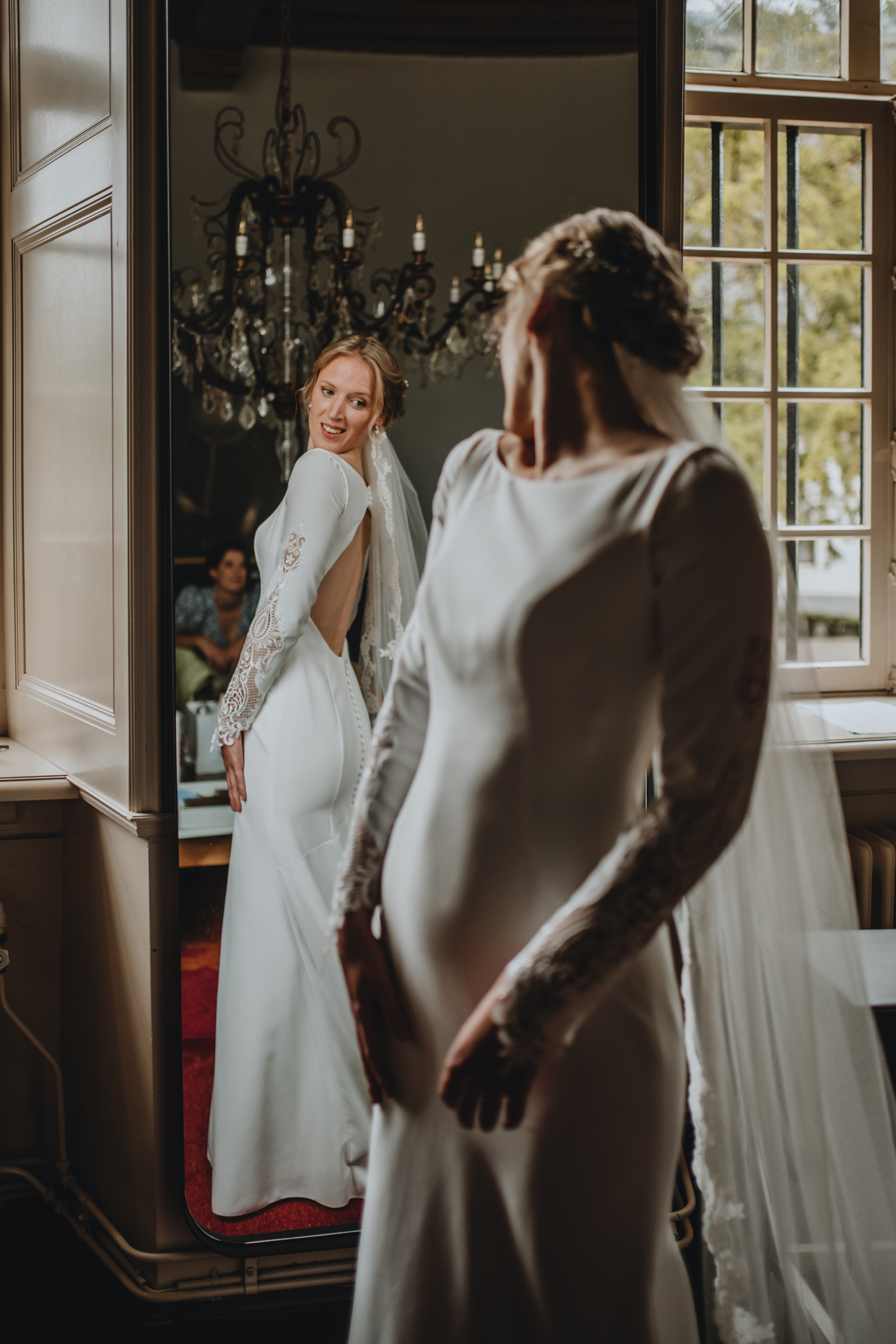 diede in een trouwjurk